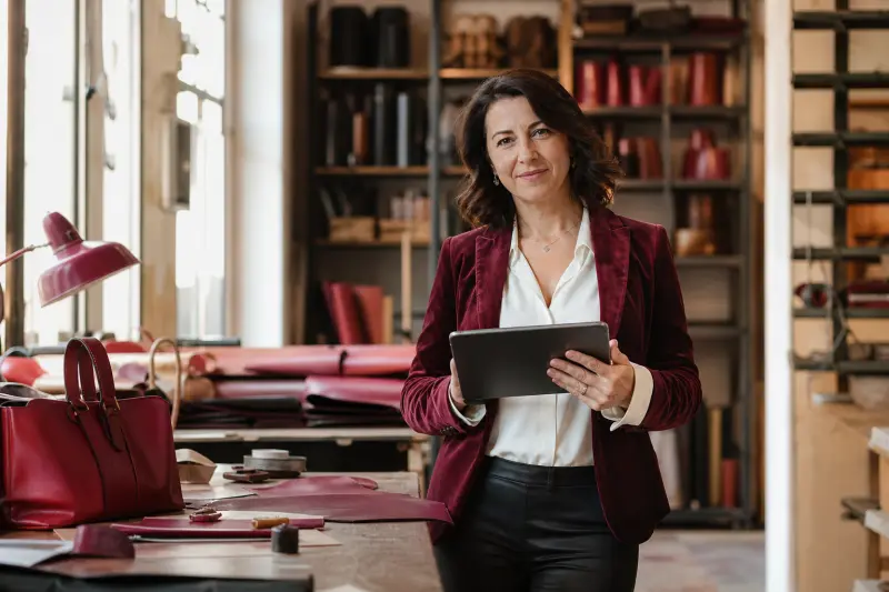 Imprenditrice nel suo laboratorio, cliente di Credit-One